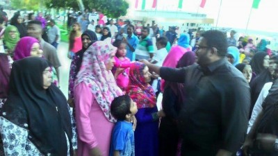 ނައިބު ރައީސް އަދީބަށް ކެލާ ރައްޔިތުން އީދު ކުލައިން މަރުހަބާ ކިޔައިފި