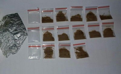 މަސްތުވާތަކެެތި ކަމަށް ޝައްކުކުރެވޭ އެއްޗެއް ހުރި 13 ރަބަރު ޕެކެޓާ އެކު މީހަކު ހައްޔަރުކޮށްފި