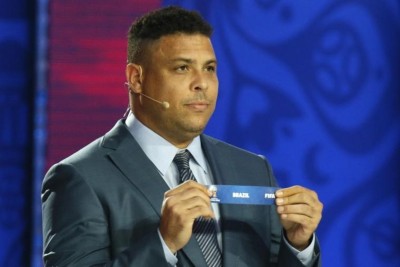 ބްރެޒިލްގެ ރޮނާލްޑޯ ޗައިނާގައި 30 'ފުޓްބޯޅަ ސްކޫލު' ހުޅުވަނީ