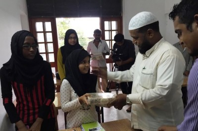 ލަންކާގެ މުސްލިމް ޖަމިއްޔާއަކުން ސޯސަންވިލާގެ ދަރިވަރުންނަށް މުސްހަފް ހަދިޔާކޮށްފި