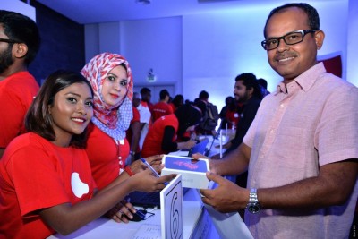 ދިރާގުން އެންމެ ފަހުގެ އައިފޯން ވިއްކަން ފަށައިފި