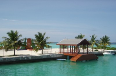 ދަރިވަރުންތަކެއް މާރާމާރީ ހިންގުމުން ފުނަދޫ ސްކޫލުގެ ޓީޗަރަކު އެނބުރި ގައުމަށް