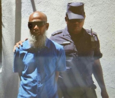 ޝެއިޚް އިމްރާން ކޯޓަށް ހާޒިރު ކުރާ ތަނަށް ދިޔަ މީހަކު އަމުރަށް ނުކިޔަމަންވެން ހައްޔަރުކޮށްފި