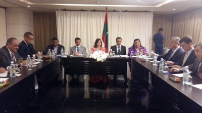 ކޮޅުނބުގައި ތިއްބަވާ ޑިޕްލޮމޭޓުންނަށް ރާއްޖޭގެ މަޝްރަހާ ބެހޭ މައުލޫމާތު، ދުންޔާ ދެއްވައިފި