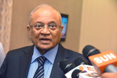ނައިބު ރައީސްގެ މަގާމުން އަދީބު ދުރުކުރަން ޖެހޭ: މައުމޫން