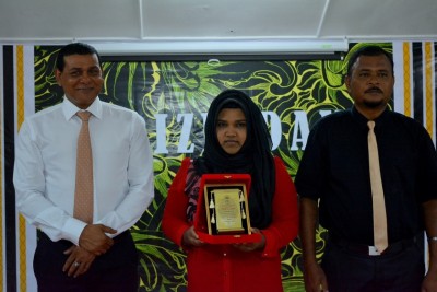 ބަނޑިދޫ ސްކޫލުގެ މިދިޔަ އަހަރުގެ އެންމެ ރަނގަޅު ދަރިވަރަކަށް ލީނާ ހޮވިއްޖެ