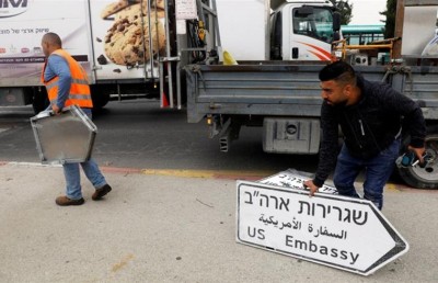 "އެމެރިކާ އެމްބަސީ" ބޯޑުތައް ގުދުސްގެ މަގުތަކުގައި ހަރުކުރަން ފަށައިފި