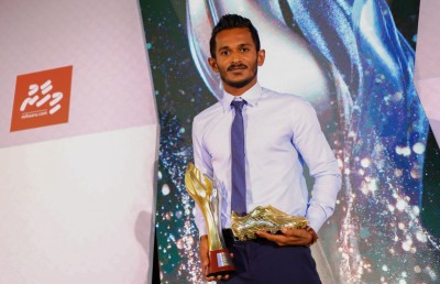 މޮޅު ފުޓްބޯޅަ ކުޅުންތެރިޔާގެ އެވޯޑާއި ރަންބޫޓް ސެންޓޭ އަށް