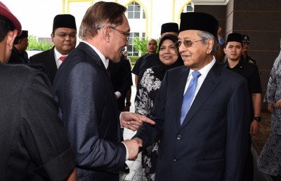 މަހާތިރަށް މައާފްކޮށްފިން: އަންވަރު