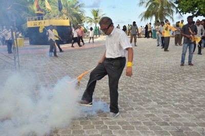 ކަރުނަގޭސް ޖަހައި، އެއްވުން ރޫޅާލައި ބައެއް މީހުން ހައްޔަރުކޮށްފި