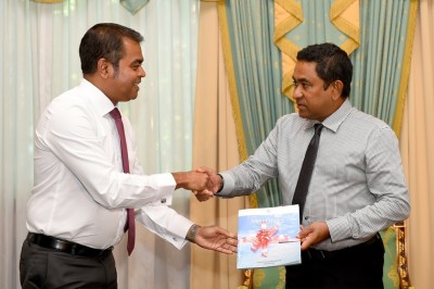 ރައީސް ޔާމިނަށް "މޯލްޑިވްސް ކްލައިމެޓް ޗޭންޖް ޕޮލިސީ ފްރޭމްވޯކް"ގެ ކޮޕީއެއް އަރުވައިފި