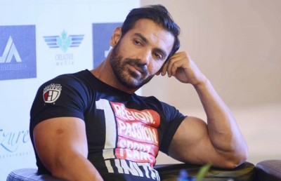 އަނެއްކާ ވެސް ކޮމެޑީ ފިލްމެއް ކުޅެލަން ބޭނުން: ޖޯން އަބްރަހަމް