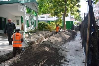 މީހުންނަށް މަޑުކޮށްގެން ތިބެވޭގޮތަށް އަމީނިއްޔާ ސްކޫލުގެ ފާރު އެތެރެއަށް ޖައްސަނީ