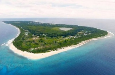 ސްކޫލް ދޮރުގެ ބިއްލޫރިގަނޑު ތެޅި ފުވައްމުލަކު ކުއްޖެއްގެ އަތުގެ ނާރުތައް ބުރިވެފައި