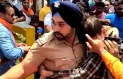 މުސްލިމް މީހާ ހިމާޔަތް ކުރި އޮފިސަރަށް މަރުގެ އިންޒާރު