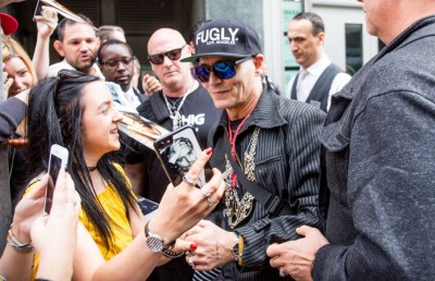 ޖޮނީ ޑެޕް ހިކި އަނަރޫފަ ވެފައި