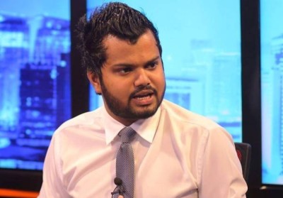 އަދީބުގެ ފޮޓޯ ނެގުމުން ހައްޔަރުކުރި ނޫސްވެރިޔާ ދޫކޮށްލައިފި