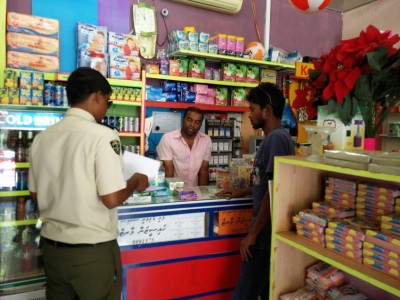 ބިދޭސީ ކޭޝިއަރުން ފިހާރަތަކުގައި ތިބޭތޯ ބަލަމުން ދިޔަ އޮޕަރޭޝަން މަޑުޖައްސާލައިފި