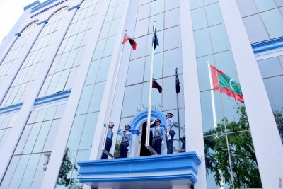 ހިޔާނާތްތެރިވި ކަމުގެ ތުހުމަތަށް ވަކިކުރި ފުލުހަކަށް ވަޒީފާ ދިނުމަށް ހުކުމްކޮށްފި