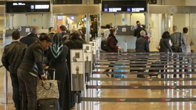 ނޫސްވެރިން، ވިޔަފާރިވެރިން އަދި ރެފިއުޖީންނަކީ ޓެރަރިޒަމްގެ ބިރެއް ކަމަށް އެމެރިކާއިން ކަނޑައަޅައި، ވިސާ ދިނުން ހަރުކަށި ކޮށްފި