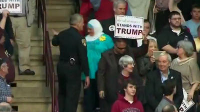 ޑޮނަލްޑް ޓްރަމްޕްގެ ރެލީއެއްގައި ހިމޭން މުޒާހަރާއެއް ކުރި މުސްލިމަކު އެތަނުން ބޭރުކޮށްފި