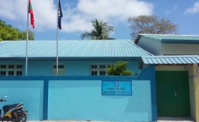 ގައްދޫގައި ކުޑަކުއްޖަކު އޭނާގެ ކޮއްކޮ ބޮލަށް ވަޅި ހަރައިފި