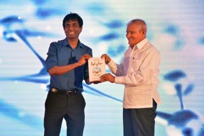 "ވިސްނުމުގެ ހަދިޔާ"ގެ ނަމުގައި ޕްރޮފެސަރު އުގެއިލް އަނެއްކާ ވެސް ފޮތެއް ނެރުއްވަނީ