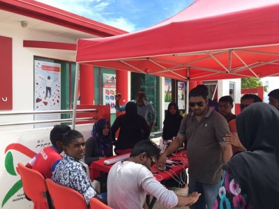 ހިލޭ ގުޅޭ ޕެކޭޖެއް ދިރާގުން ތިނަދޫ ރައްޔިތުންނަށް ހަދިޔާކޮށްފި