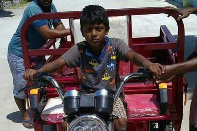 ފަރެސްމާތޮޑާގައި ލޯޑަރެއް ދަށުވެ ޒަހަމްވި ކުއްޖާ މަރުވެއްޖެ