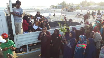 ތިނަދޫ: އަންހެންވެރިންގެ "ދެކުން" އާއެކު ޖަނަރޭޓަރު ބޭލުމަށް ބޮޑު ހިތްވަރެއް!