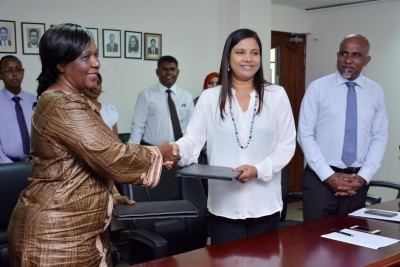 ޒުވާނުންނާއި ކުޑަކުދިންގެ ކުރިއެރުވުމަށް އެޑިއުކޭޝަނުން އދ.އާއެކު އެއްބަސްވުމެއްގައި ސޮއިކޮށްފި