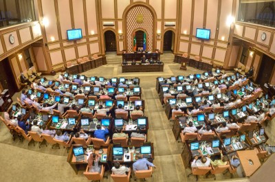 އަހަރު މެދުތެރެ އިން ބަޖެޓެއް އެކުލަވާލުމާ މެދު މަޝްވަރާކުރަނީ