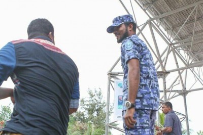 ރާއްޖެ ޓީވީގެ ނޫސްވެރިޔަކާ ހަޑިހުތުރުބަހުން ވާހަކަދެއްކި ފުލުހަކަށް ނަސޭހަތްދީފި