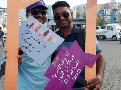 އީސީ އިން ޕިކަޕެއްގައި ޑިމޮކްރަސީ އާ ބެހޭގޮތުން މައުލޫމާތު ދެނިކޮށް ބަޔަކު ހުރަސް އަޅައިފި