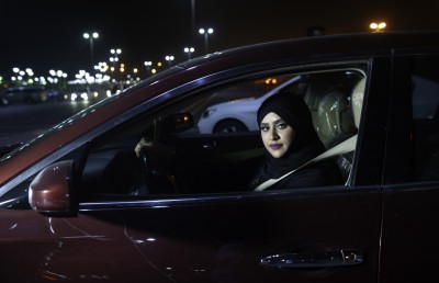 ސައުދީ އަށް ބޮޑު ބަދަލެއް: އަންހެނުން ކާރު ދުއްވަން ފަށައިފި