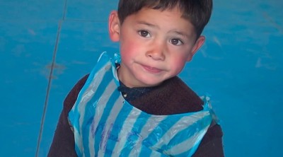 މެސީގެ އެންމެ ބޮޑު ސަޕޯޓަރަކީ ފަސް އަހަރުގެ ތުއްތު ކުއްޖެއް، މެސީ އެކުއްޖާއާ ބައްދަލު ކުރަނީ!