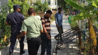 ހުޅުމާލޭ ދުވާރުމަތީގައި ހުރި ޖޯލި ފަދަ ތަކެތި ނަގައިފި