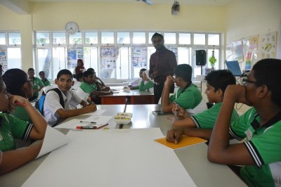 ޑިމޮކްރަސީ ވީކާ ގުޅިގެން ސްކޫލް ކުދިންނަށް މައުލޫމާތުދޭން ފަށައިފި