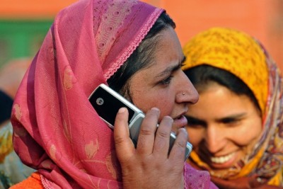 އިންޑިއާގެ އަވަށެއްގައި ކައިވެނި ނުކުރާ އަންހެނުން ފޯނު ބޭނުންކުރުން މަނާކޮށްފި