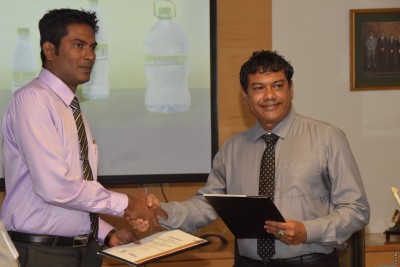 މަސްވެރިންނަށް އަގުހެޔޮކޮށް ފެން ފޯރުކޮށްދިނުމުގެ އެއްބަސްވުމެއްގައި ދެ ކުންފުންޏަކުން ސޮއިކޮށްފި