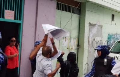 ޕޯސްޓަރުތައް ނަގަނީ ގާނޫނާ އެއްގޮތަށް ކަންކަން ކުރިއަށް ގެންދަން ފުރުސަތު ދިނުމަށް: ޕޮލިސް