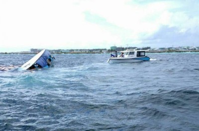 ދެ މީހުންނާކު ދަތުރުކުރި ލޯންޗެއް އަޑިއަށް ހިނގައްޖެ