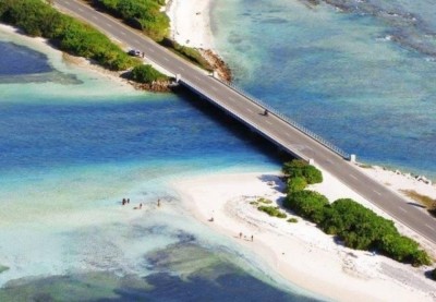 ހިތަދޫގައި އޮތް ކާރެއްގައި ރޯވެ ބޭނުން ނުކުރެވޭ ވަރަށް ހަލާކުވެއްޖެ