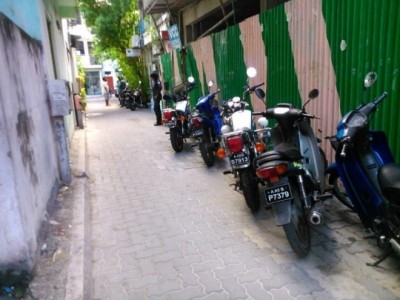 އިމާރާތެއްގެ މަތިން ވެއްޓުނު ދަގަނޑު ބުރިއަކުން ޖެހި ޒަހަމްވި މީހާގެ ހާލު އަދިވެސް ސީރިއަސް