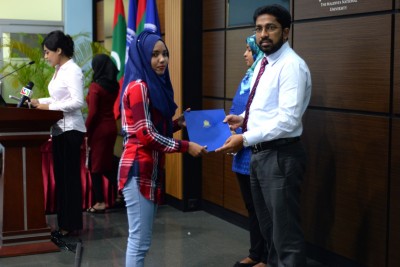 ގައުމީ ޔުނިވާސިޓީގެ 24 ސްކޯލާޝިޕަށް ހޮވުނު ދަރިވަރުންނާ ސްކޯލާޝިޕް ހަވާލުކޮށްފި
