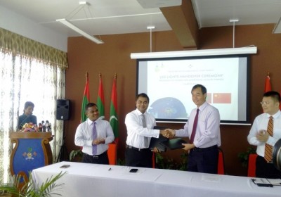 ޗައިނާ ސަރުކާރުން ރާއްޖެއަށް 10 މިލިއަން ރުފިޔާގެ ލެޑު ލައިޓު ހަދިޔާކޮށްފި