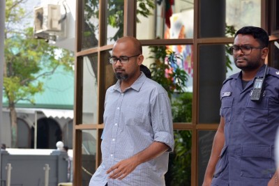 އެބޮނީން ދިން އެއް މިލިއަން ޑޮލަރުގެ ޗެކު ހަވާލުކުރީ އަދީބާ: ޒިޔަތު