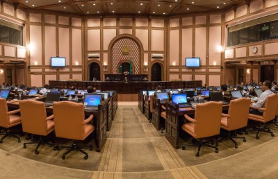 ފަސް ބިލް ހުށަހަޅައި، ބަހުސް ކުރީ އެންމެ ބިލަކަށް 4 މެމްބަރުން!