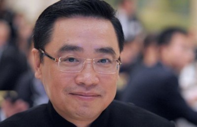 ޗައިނާގެ ބިލިއަނަރަކު ފްރާންސްގައި ފާރެއްގެ މަތިން ވެއްޓި މަރުވެއްޖެ