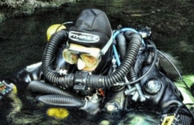 ކުދިންނާ އެކު ހޮހަޅައިގައި ހޭދަކުރި ޑޮކްޓަރު: ނަމޫނާ ބަތަލެއް